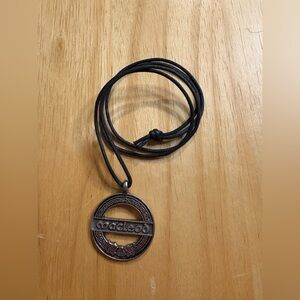 Highlander™ “Macleod” Pendant Necklace – Celtic Knot Design